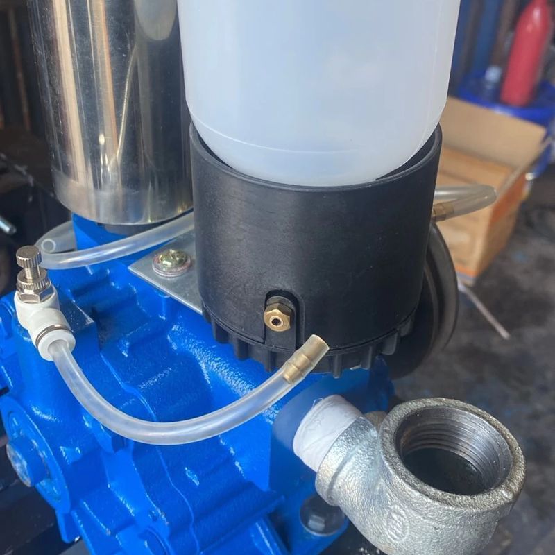 Aceitera lubricador para Bomba de Vacio Económica tipo Westfalia — foto 3
