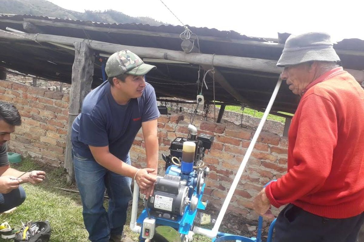 Técnico de deOrdeño haciendo mantenimiento a un equipo de ordeño en finca